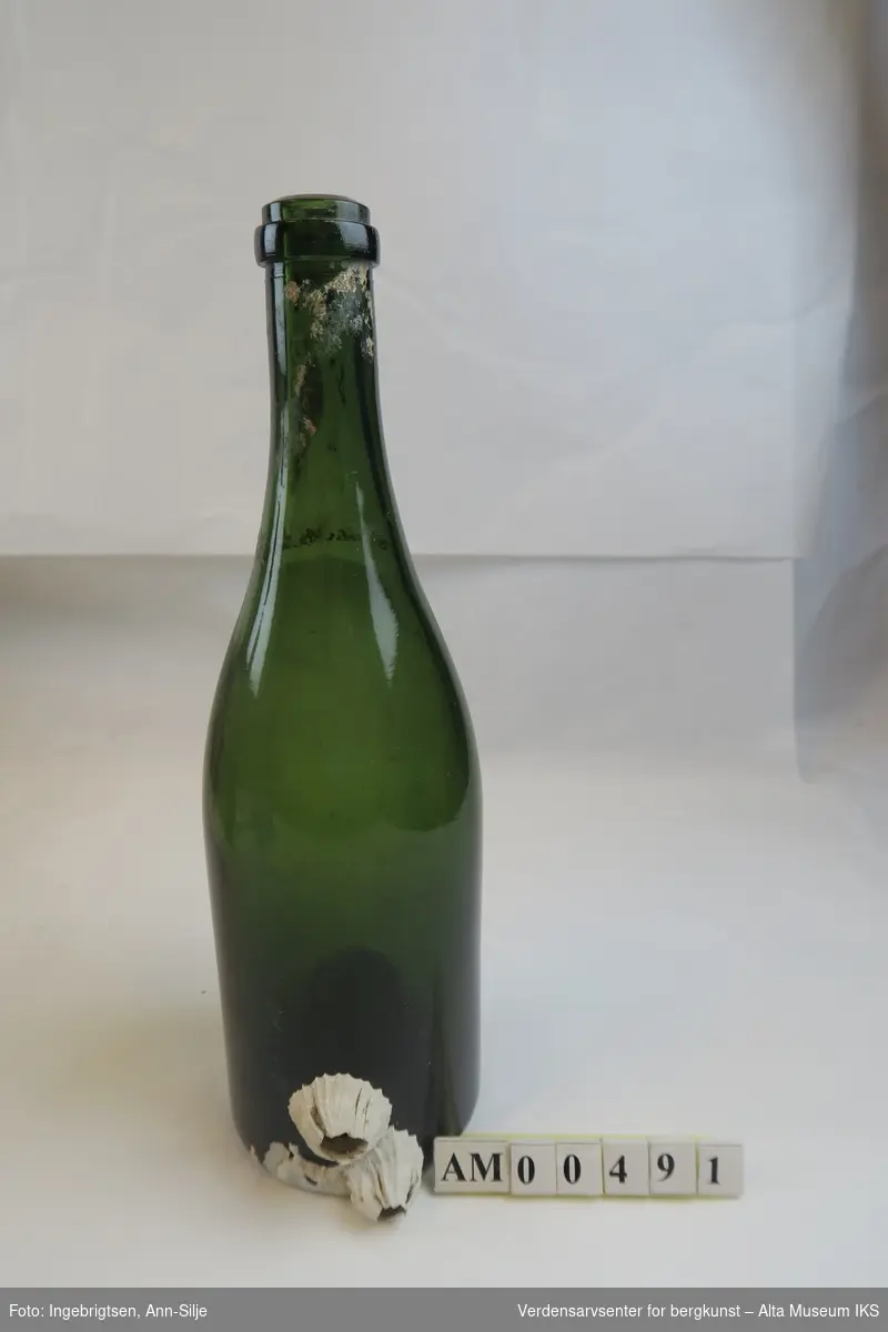 Form: Vanlig vinflaske.