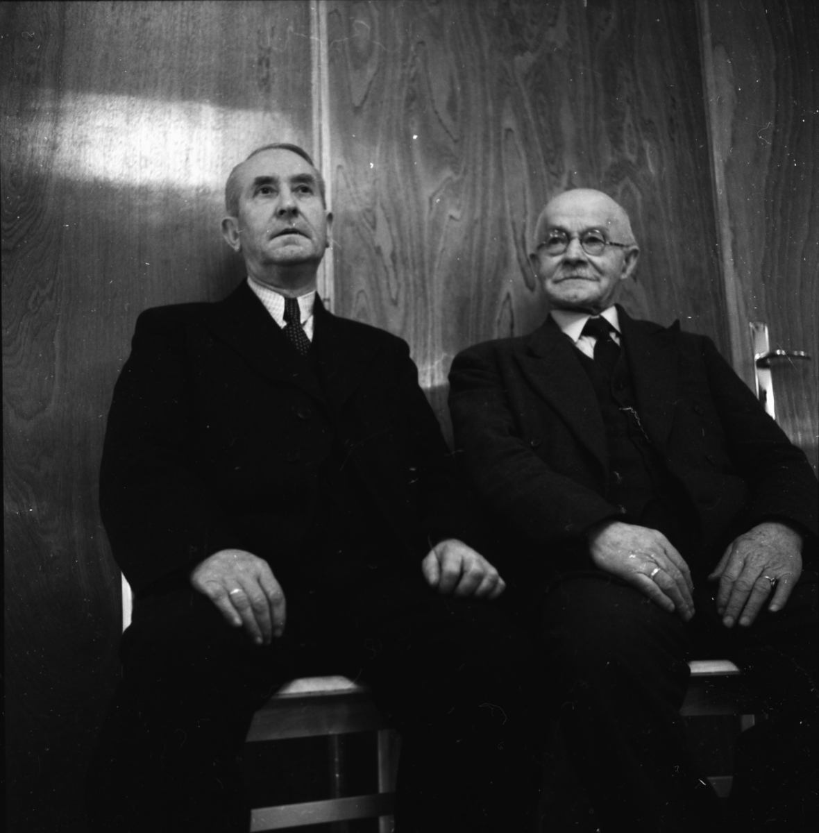 Vardens arkiv. "Gamle og nye formann i styret for Skiens Gamleheim. Johanes Jensen og Andreas Olsen" 13.01.1954