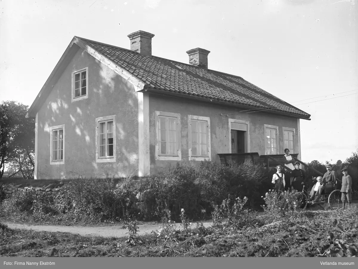 Jannehill i Bäckseda. Huset byggdes 1831 på en avstyckad tomt från Bäckseda Storegård Östra. Det var löjtnanten och greven Otto Mörner f. 1801 med hustru Juliana Catrina f. Lilja 1798, som lät uppföra huset. Huset finns kvar på samma plats ( 2016) och ligger på Lyckåsvägen 9.