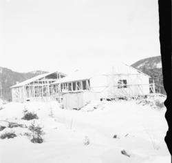 Vardens arkiv. "Ny skole i Vinje. Rutebileier Bjørn Gardsjor