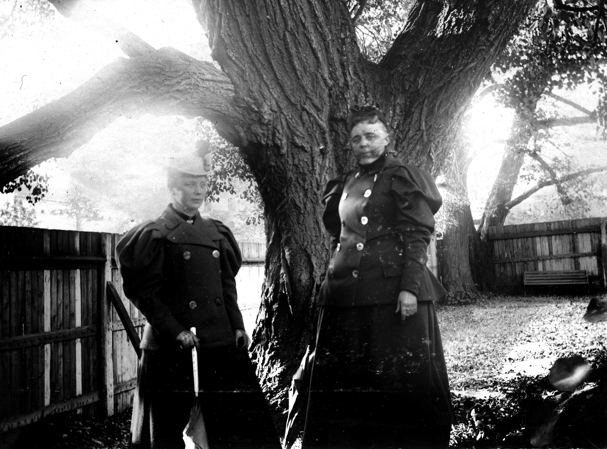Maria och Gerda Fägersten 1895. Fotograf Alfred Bergendahl. Givare H Bergendahl.