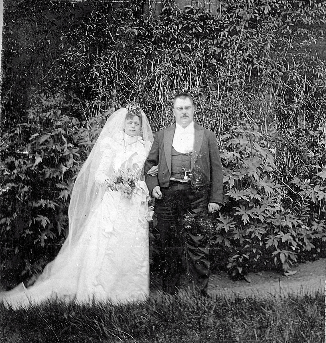 Ett brudpar år 1898. Fotograf Alfred Bergendahl. Givare H Bergendahl.