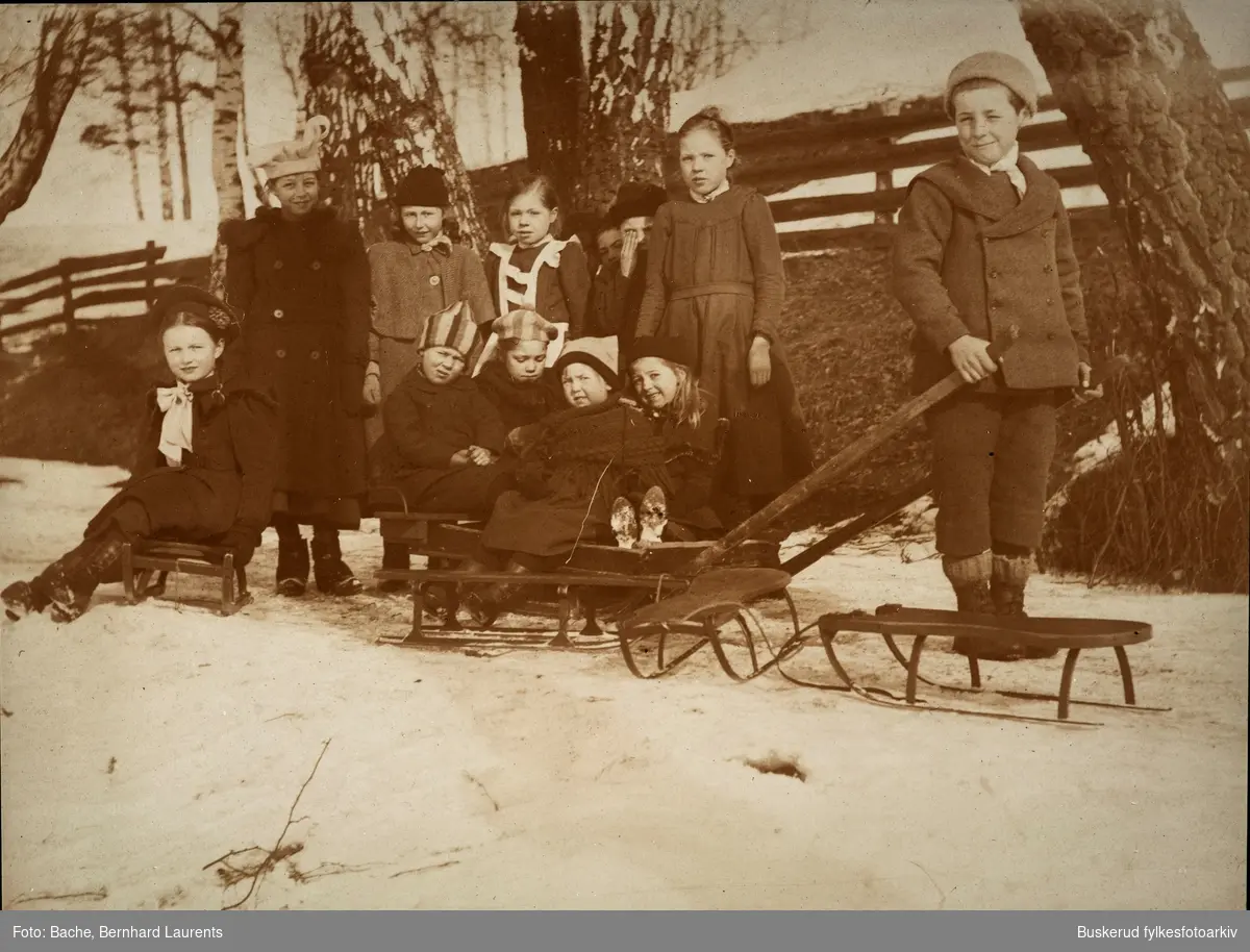 Vintermotiv.
Gruppe barnmed kjelker.  Bjørg Bache f 1903, Gerd Bache  f. 1899, Leif Bache  f. 1897