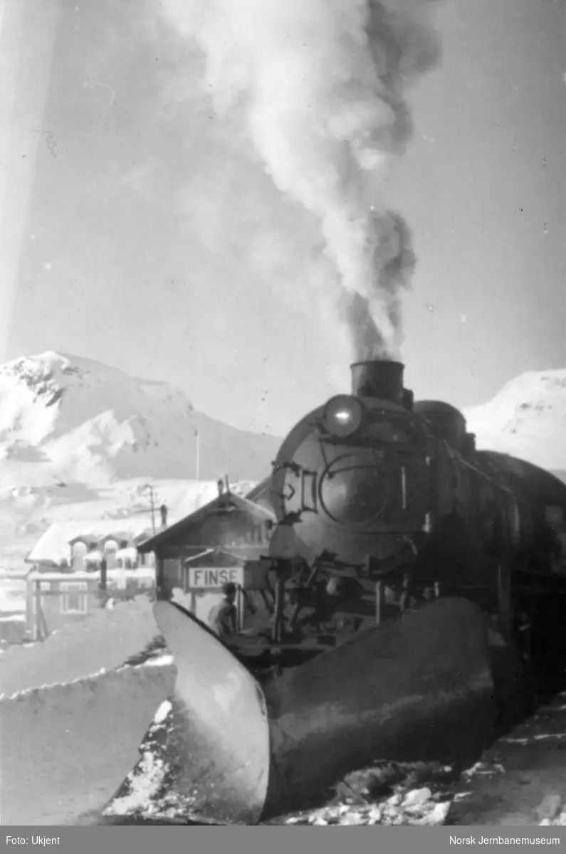 Finse stasjon med front av damplokomotiv type 31b