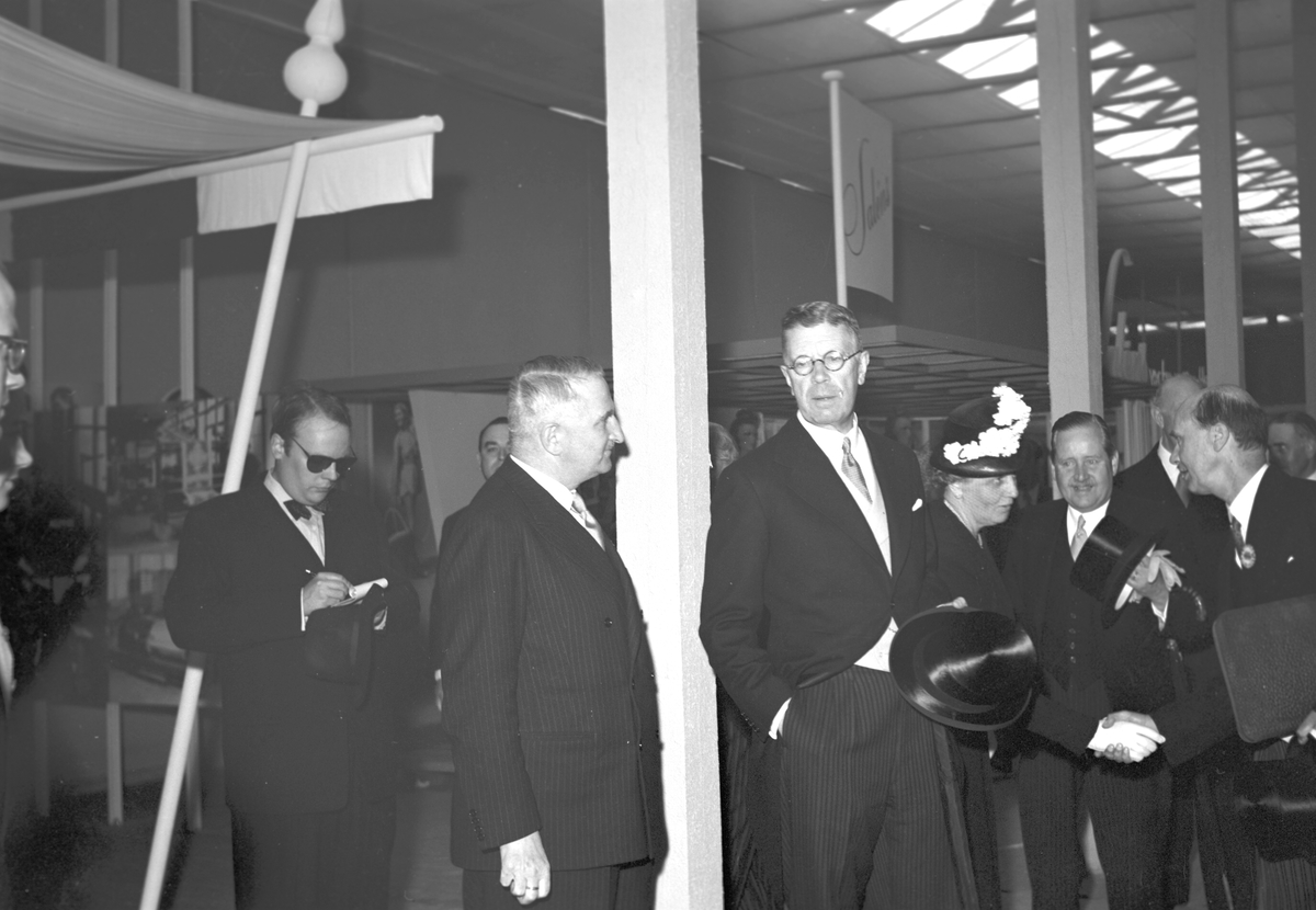 Gävleutställningen 1946
arrangerades 21 juni - 4 augusti. En utställning med anledning av Gävle stads 500-årsjubileum. På 350.000 kv.m. visade 530 utställare sina produkter. Utställningen besöktes av ca 760.000 personer.

Kronprinsen Gustav Adolf vid Ångväveriet