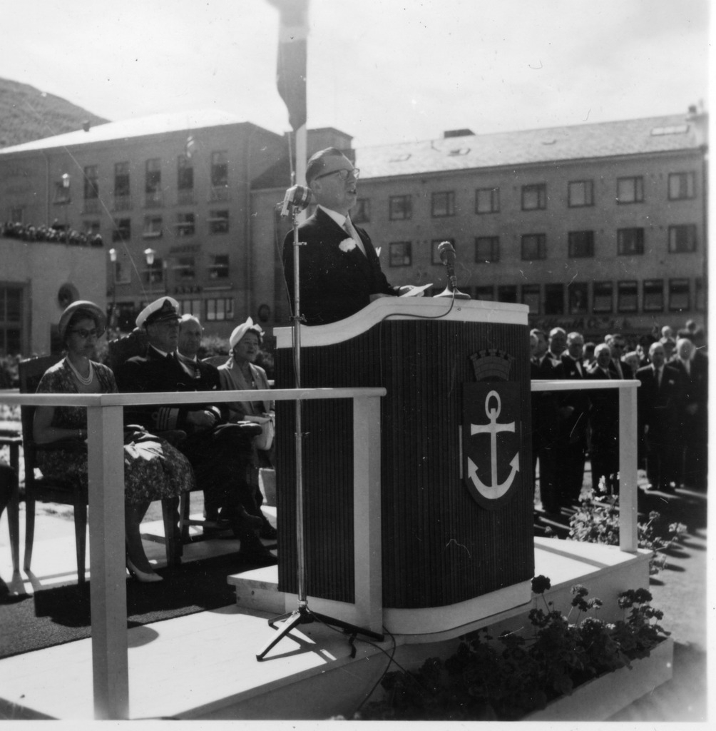 Ordfører Øvergaard taler på torget.
Kong Olav, Prinsesse Astrid.
Kongelig besøk i anledning avduking av Rallarmonumentet.