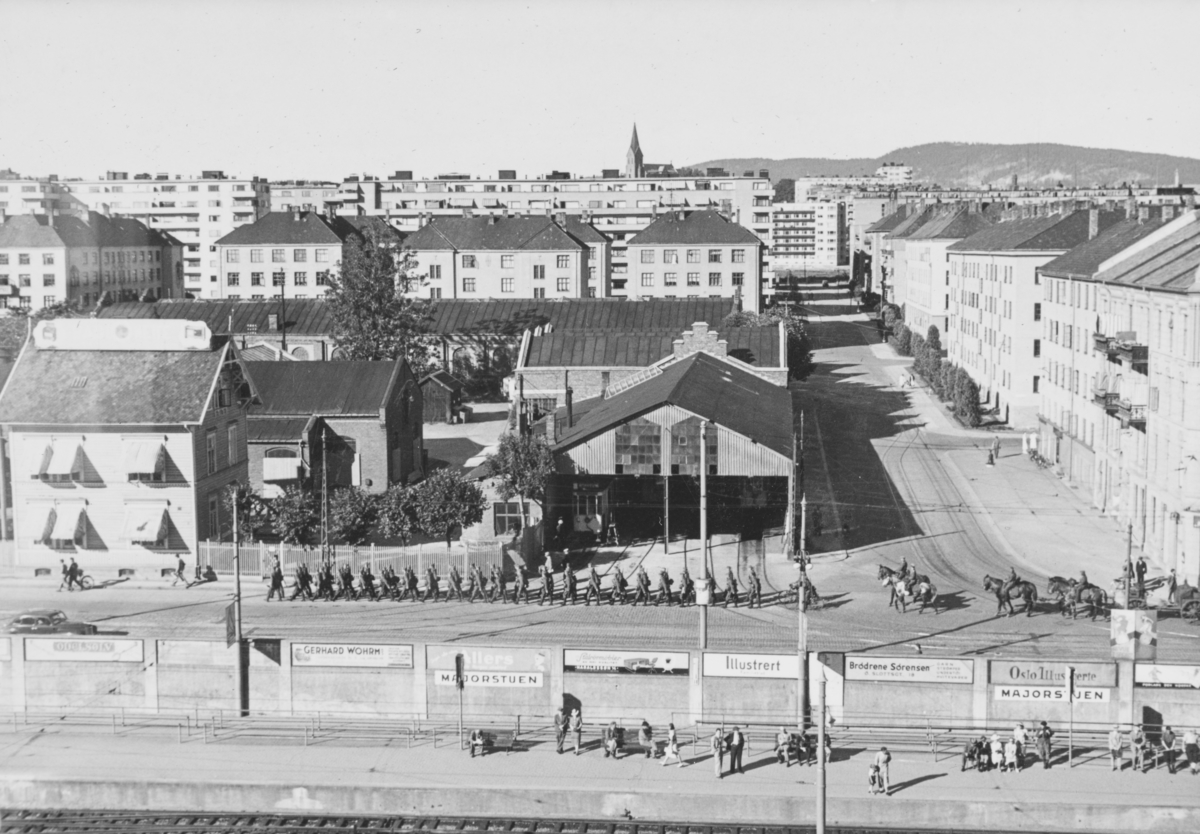 Majorstuen stasjon på Holmenkolbanen. I bakgrunnen tyske tropper, på vei oppover Slemdalsveien. Midt på bildet den gamle trikkestallen.