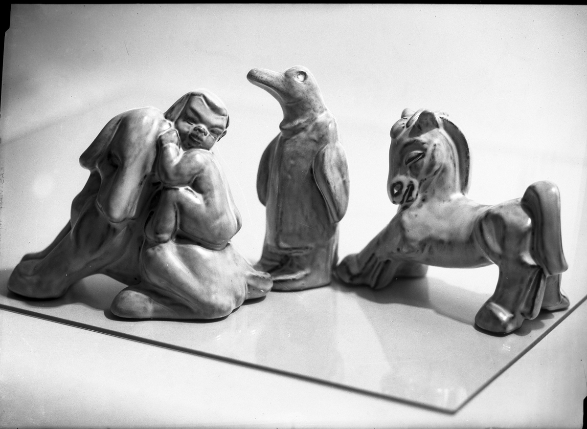 Porslinsfigurer. Pingvin, häst och hund och pojke, av Maggie Wibom.