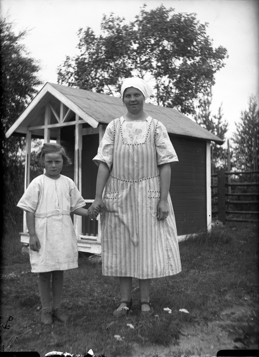 Ingrid Jonsson gift Thuresson, med moder Marta Jonsson född Brosten. Bilden tagen när dom bodde i Hällsens, Mossbo.