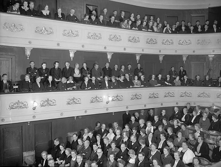 Växjö Teater med nästan full salong, 1937. Balkonger och parketten.