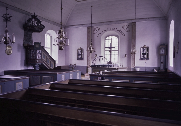 Interiören i Tannåkers kyrka är av salkyrkotyp . Korfönstret flankeras av två kraftiga pilastrar. Över fönsterbågen står inskriften: ÄRA VARE GUD I HÖJDEN.
1941 fick bänkinredningen sin nuvarande färgsättning i blågrönt, ockragult och marmorering.