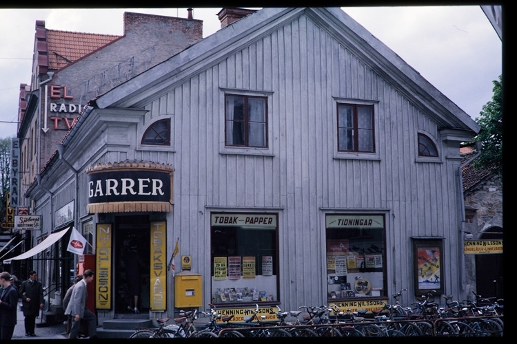 Cigarr-Olles, i hörnet av Storgatan och Bäckgatan. Växjö 1963.