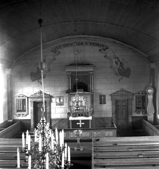 Herråkra kyrka, interiör. 
Rakt fram syns altaret, med predikstolen rakt över.