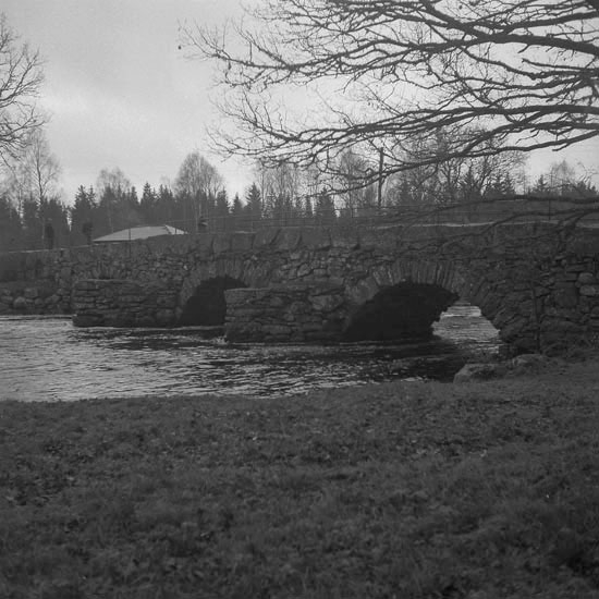 Foto av stenvalvsbro i 3 spann. Räcke av järn på stengrund.
350 m S, 40 ° Ö om Hallaryds kyrka, över Helgeån.
Vägen Hallaryd-Killeberg. 
Källa: Kronobergs läns väginventering 1943.