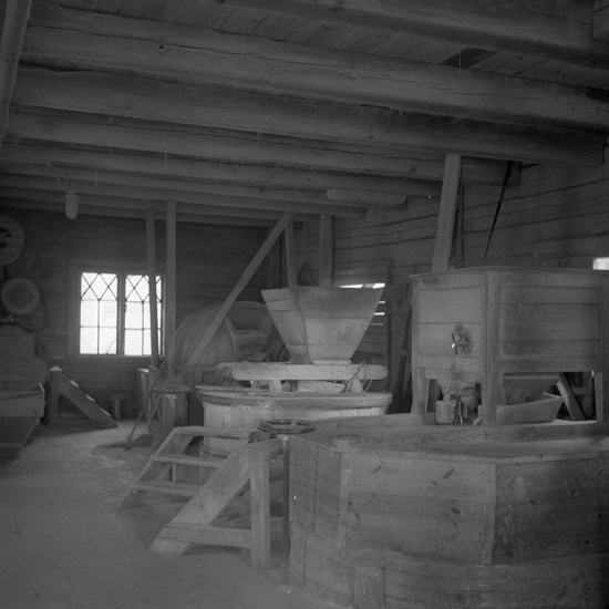 Duvekvarn, Asa. Före rivning av kvarnhjul och vattenränna.1951