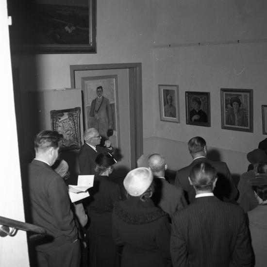 SM utställning Edward Hald. 1957.03. Edward Hald berättar för besökare.