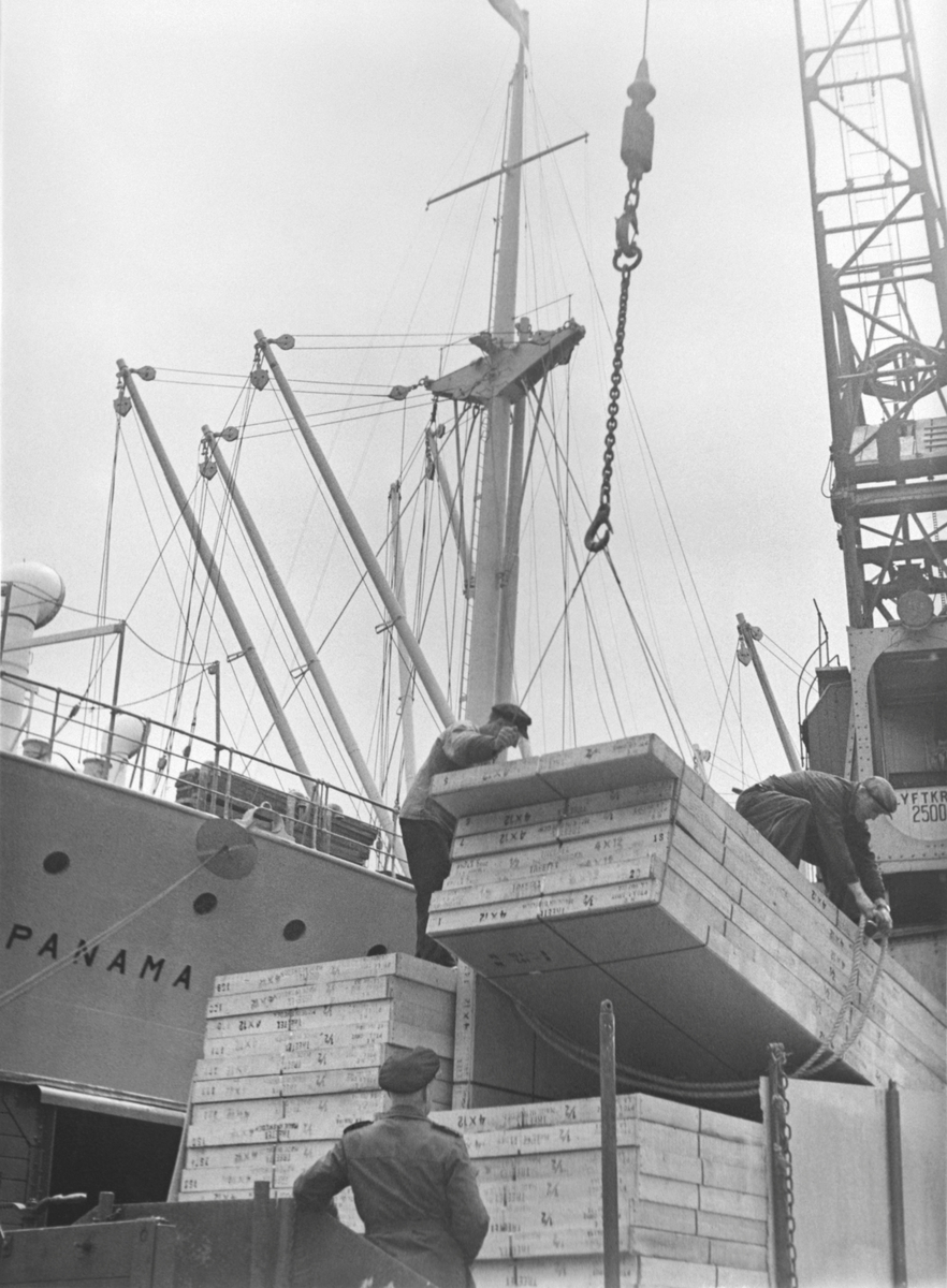 Lastning av Johnsonlinjens M/S Panama  i Göteborgs hamn. (Troligen mitten av 1940-talet.)