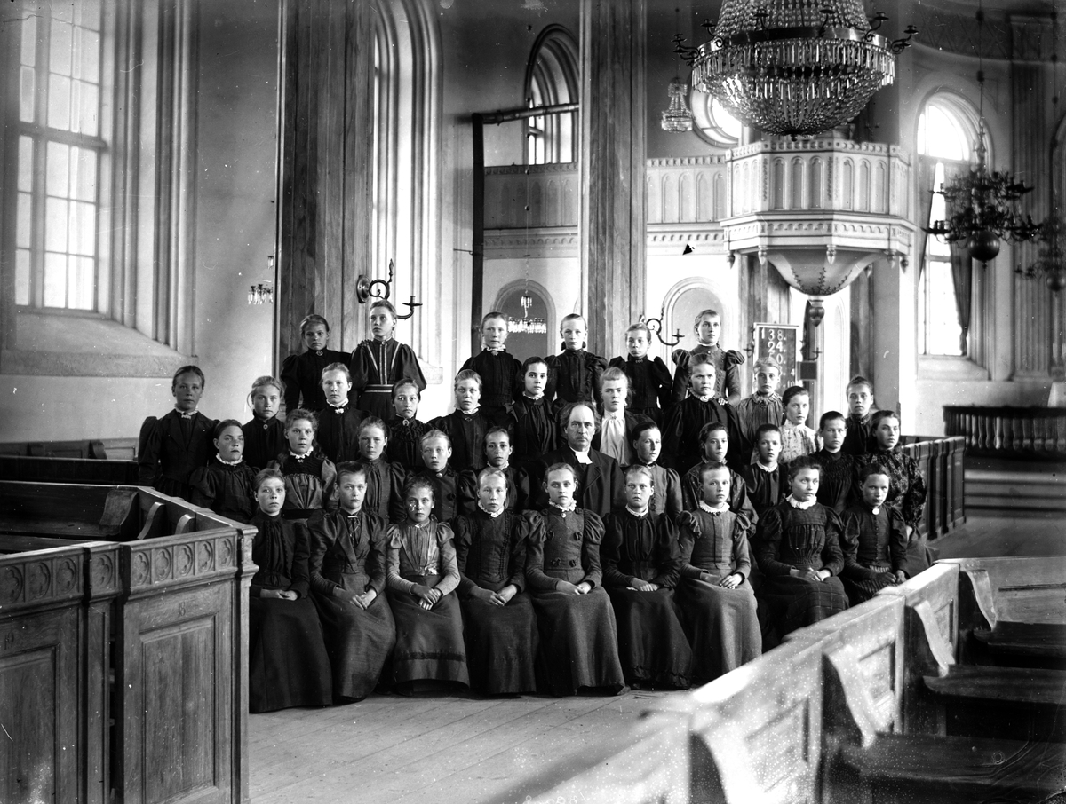 Läsbarn i Hamrånge kyrka.
