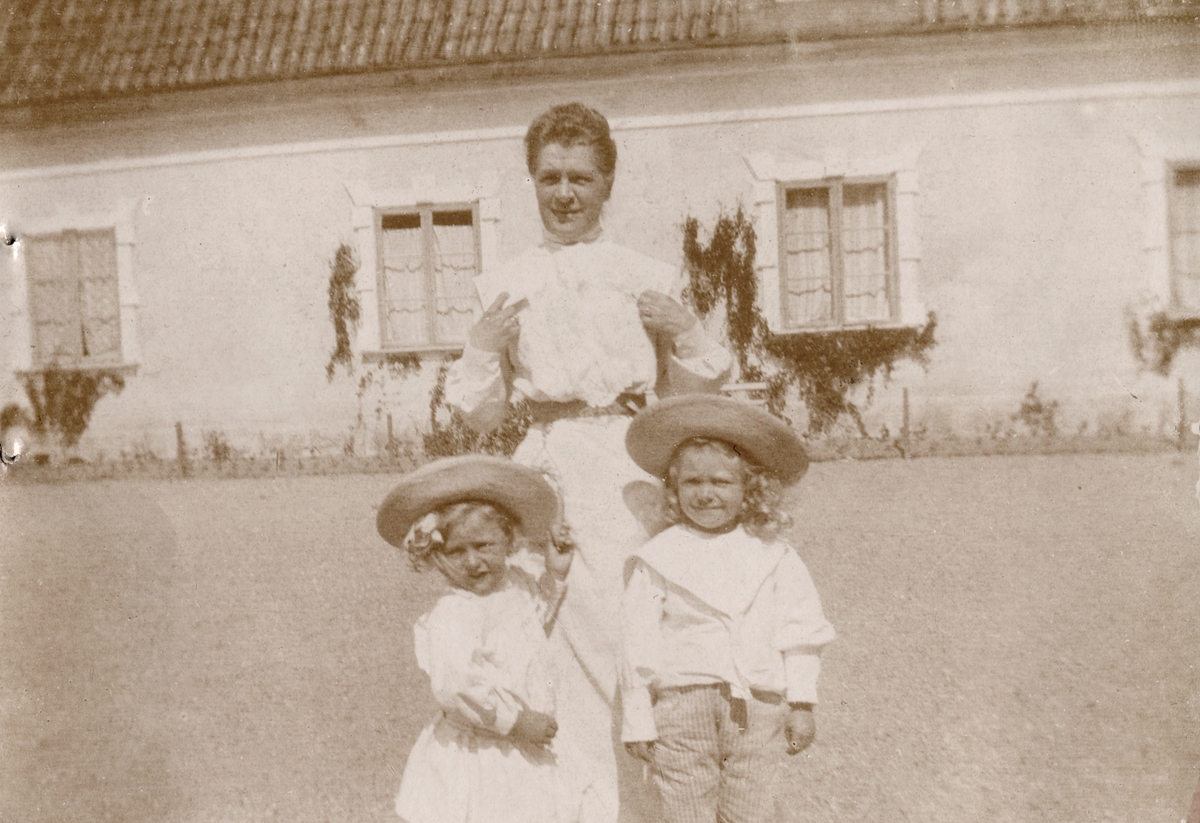 Caroline Lagergren med sönerna Johan och Carl på gårdsplanen vid Tyresö slott.