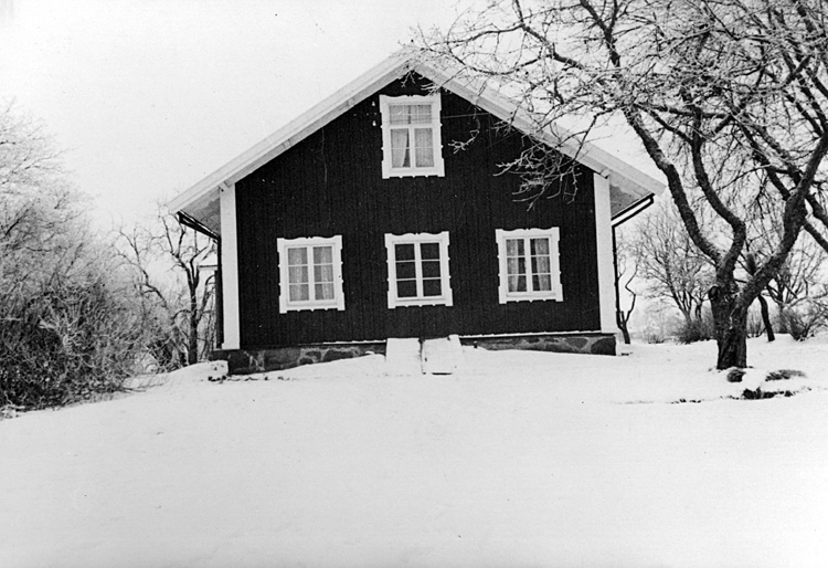 Foto av ett bostadshus i snö ( ena gaveln.)