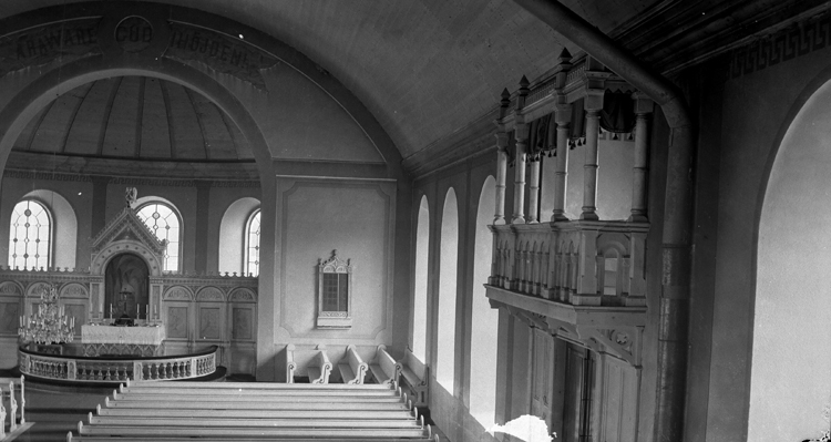 Foto av kyrkan mot altarrundeln.