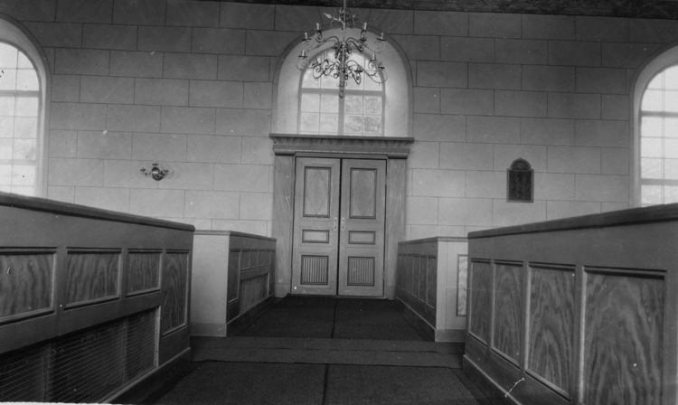 Foto i kyrkan mot en av ytterdörrarna.