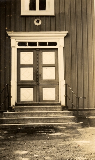 Foto Furuby kommunalhus, närbild på dörren med en liten trappa utanför.