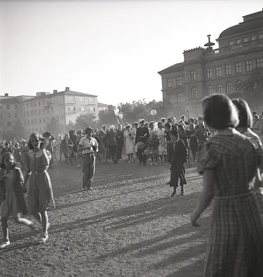 Studenterna, 1939. Studenter Och Anhöriga På Väg över Skolgården Till ...