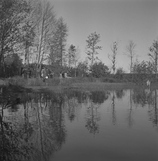 Ridtävling, 5/10 1947. 
Kontroll vid en göl.