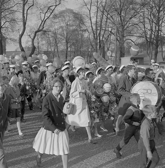 Studenterna, andra d. 1960. Studenterna m.fl tågar över Storgatan, mot Linnparken och talet vid Esaias Tegnrs staty.