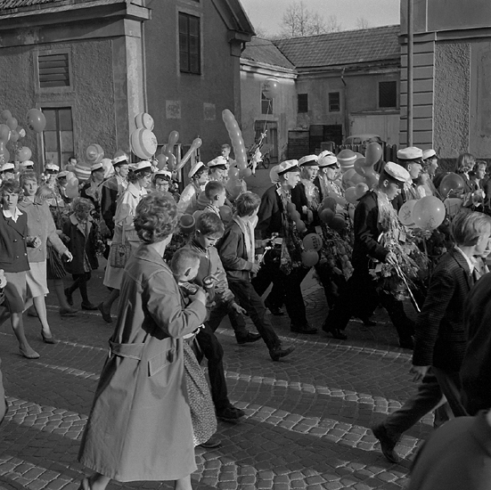 Studenterna, andra d. 1960. 
Studenterna m.fl. tågar uppför Storgatan mot Stortorget. I bakgrunden
syns bakgården till dåv. G. Bergstrands fastighet.