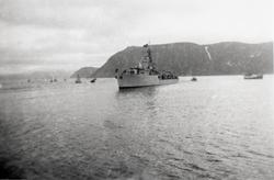 Gjenreisning. Besøk av Kong Haakon VII. Jageren "Stord" anko