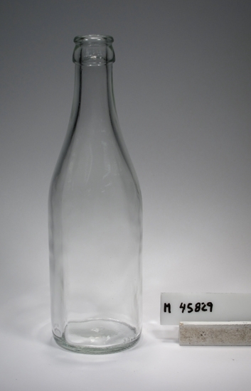 Öl- och läskflaska, returglas. 
Flasktypen ritades 1968-08-24, detta exemplar från 1983.
Kod nr: 8100-001,4100-001,1100-001
Ritning nr. G2- 7501
Färg: Ofärgat klarglas.
Rymd: 330 ml.
Inskrivet i huvudkatalogen tidigast 1990.
Funktion: Öl- och läskflaska