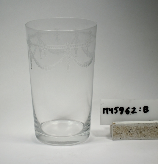 Konande seltersglas.
Pantograferad dekor.
Ofärgat klarglas.
Inskrivet i huvudkatalogen tidigast 1990.
Funktion: Vattenglas