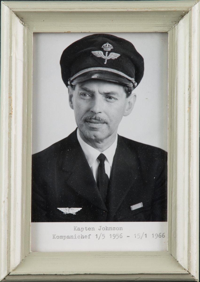 Porträttfotografi av kapten Johnson, kompanichef på Kalmar flygflottilj, F 12, 1956-1966.