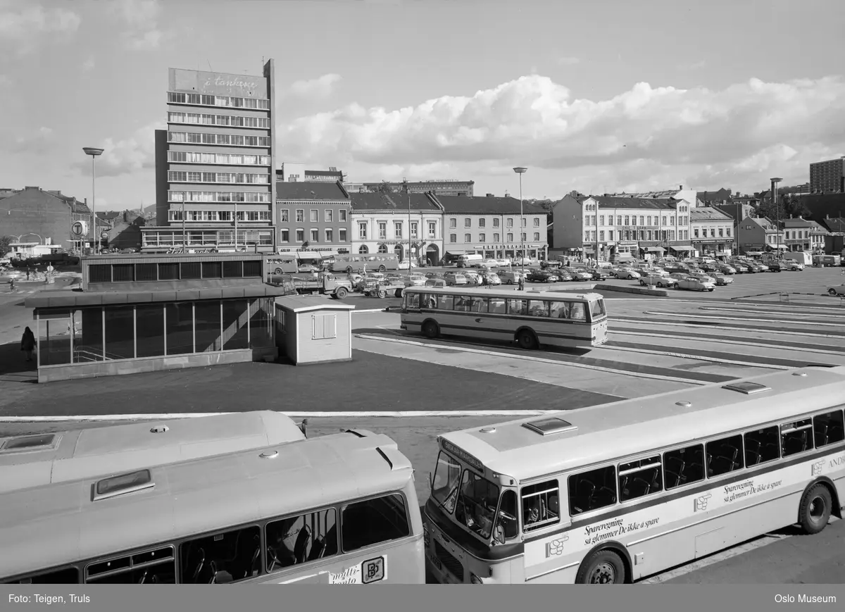 torg, bussterminal, busser, nedgang til Grønland T-banestasjon, parkeringsplass, biler, bygårder, forretningsgårder