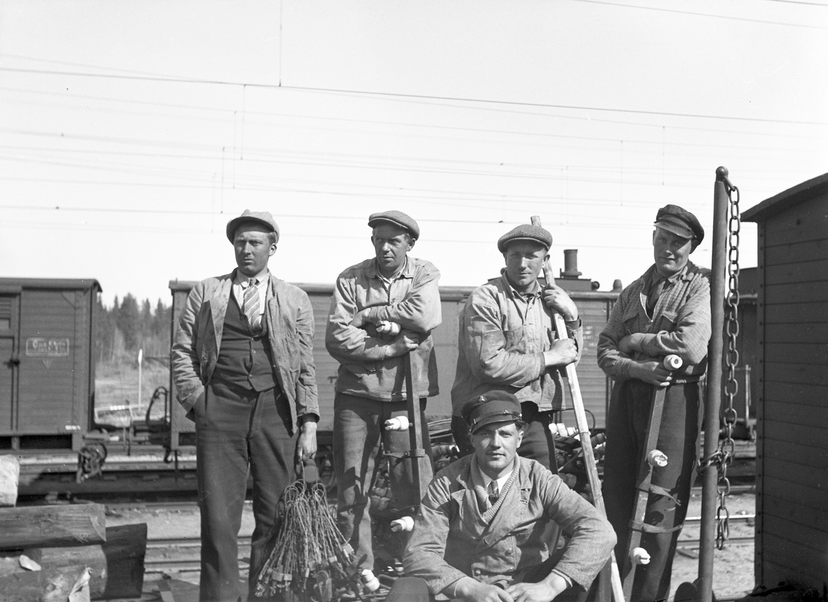 Järnvägsarbetare. Översta raden från vänster. Söderlund, Söderhamn, Holger Forsberg, Nils Nilsson, okänd. Sittande: Tore Bergman.