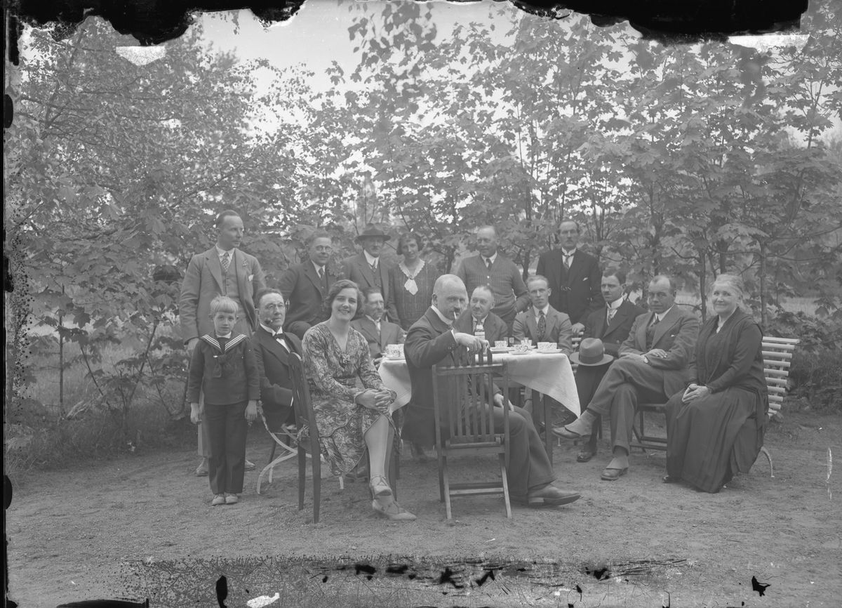 Gefle Filatelisällskap. Trädgårdsfest. Foto 1930-tal.

Bilderna är tagna i början av 1930-talet (förmodlingen 1932-1935), möjligen av fotografen Gustaf Reimers, som var medlem i sällskapet.