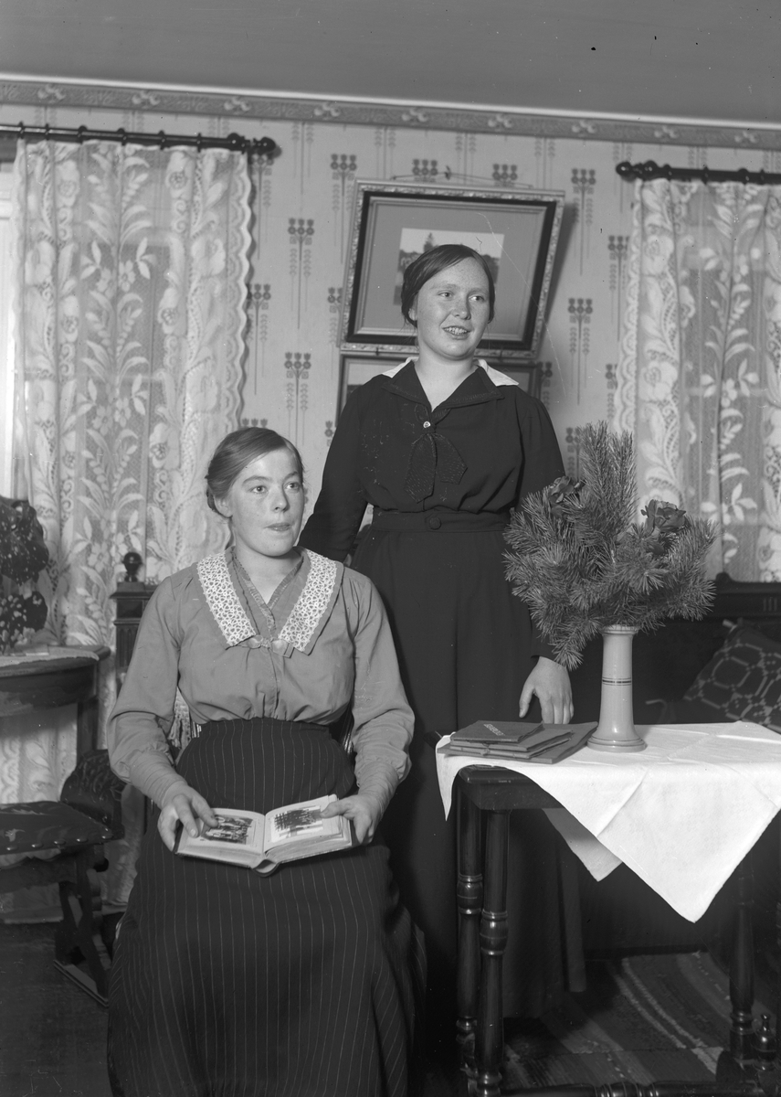 Stående Josef Erikssons syster Betty, "Erik-Lars", Wästra Hästbo