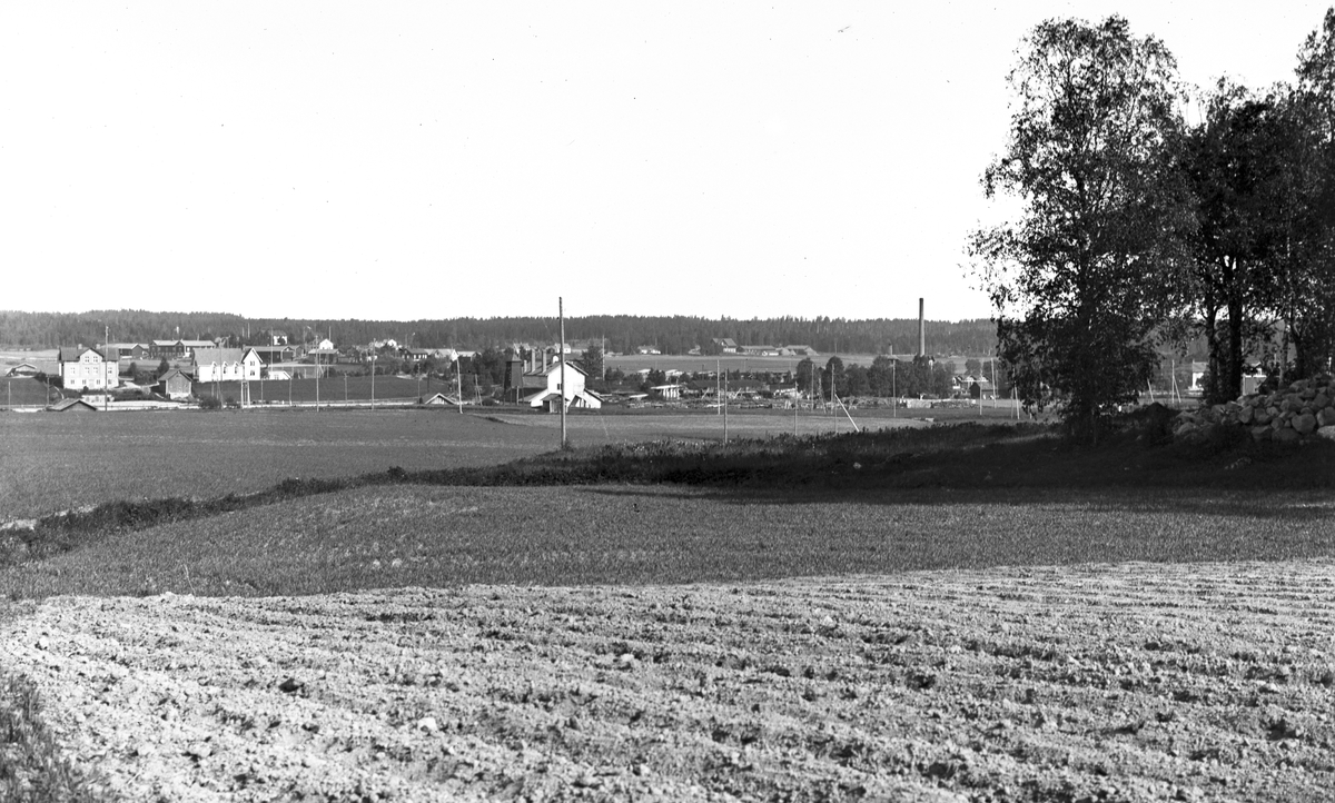I bakgrunden Missionshuset, Tegelbruket och Stationen Östra Hästbo by. Tjärfabriken i förgrunden