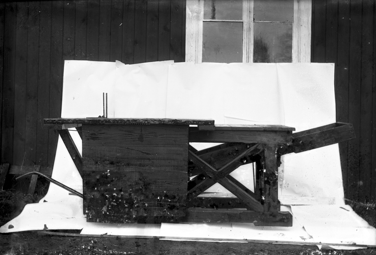Vedkap tillverkad hos Eriksons, sedermera Lingvalls, snickeri och smidesverkstad. Foto 1920-tal.