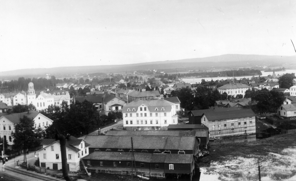 Vy över Bollnäs. Missionskyrka till vänster mitt i bilden invigdes 1914.