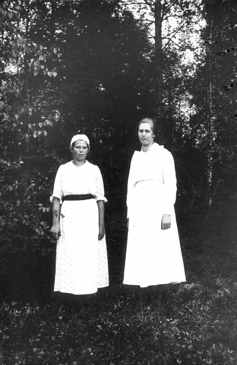 Trädgårdsmästare Erikssons döttrar Lisa och Anna.