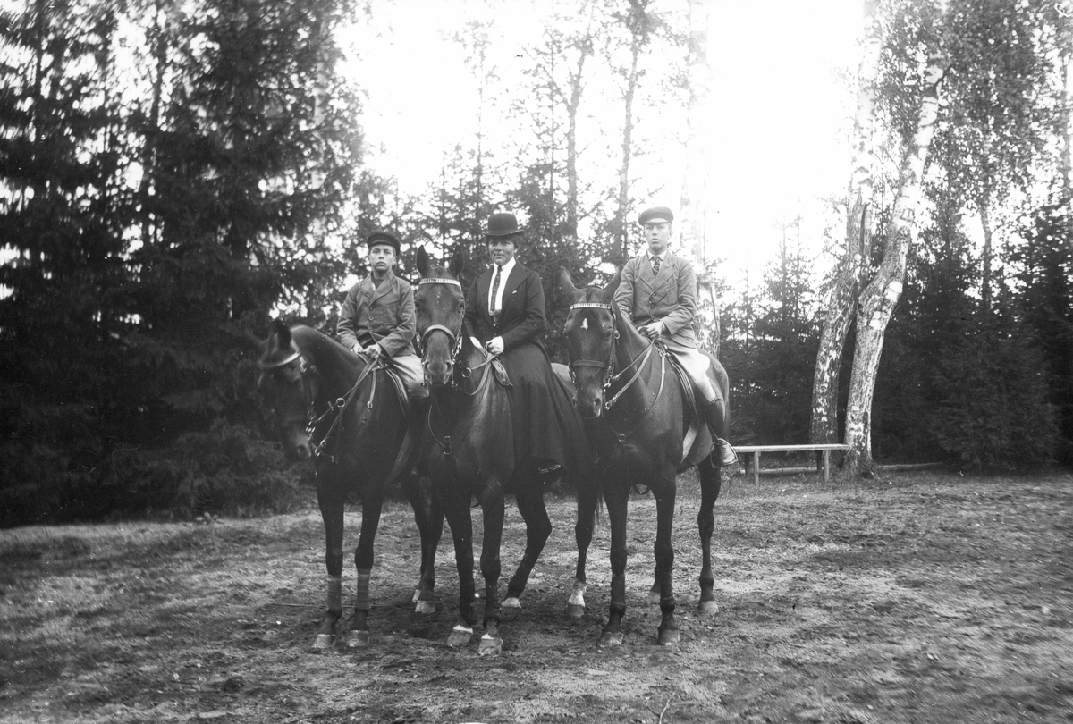 Fru Bellander till häst med sina söner, Sixten född 1903 och Curt född 1904. Foto i september 1918.