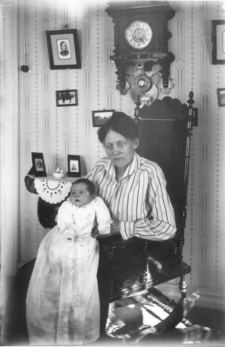 Kvinna med litet barn i dopklänning. Foto i maj 1919.