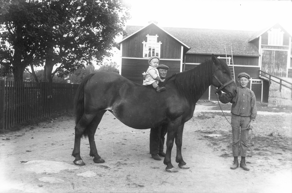 Per Hansson, född 1867, med dottersonen Jonas, född 1913. Vid grimman Evert Svedlund.