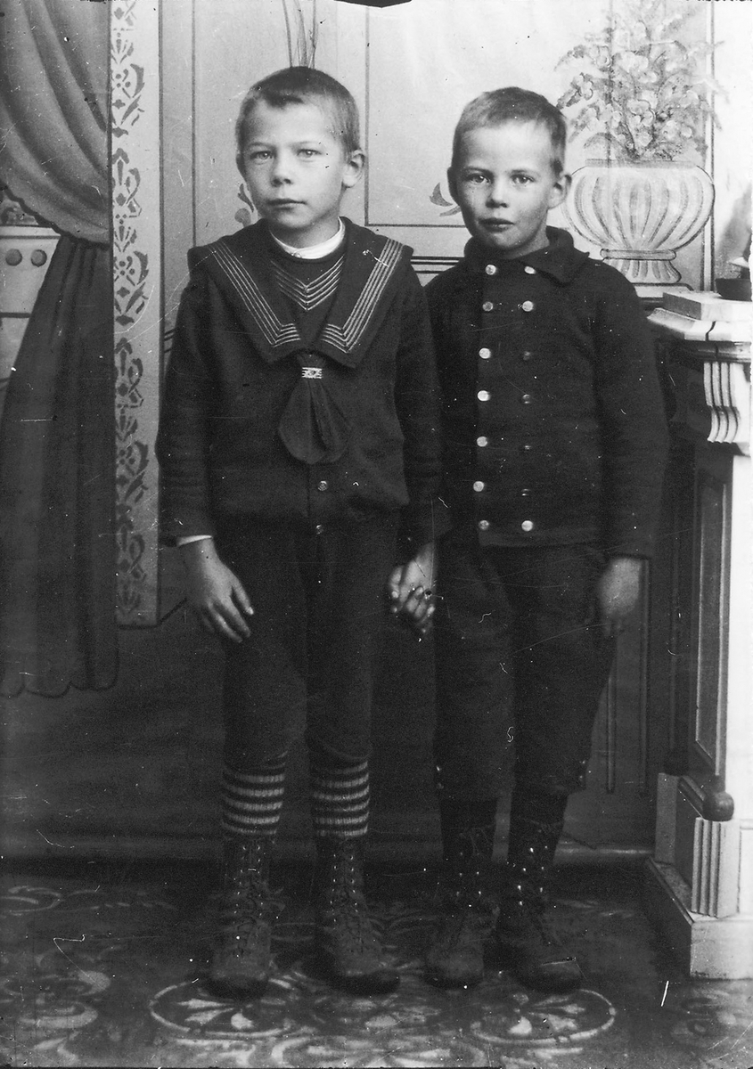 Pojken till höger är Per Herman Lindberg, pojken till vänster okänd, möjligen Green.