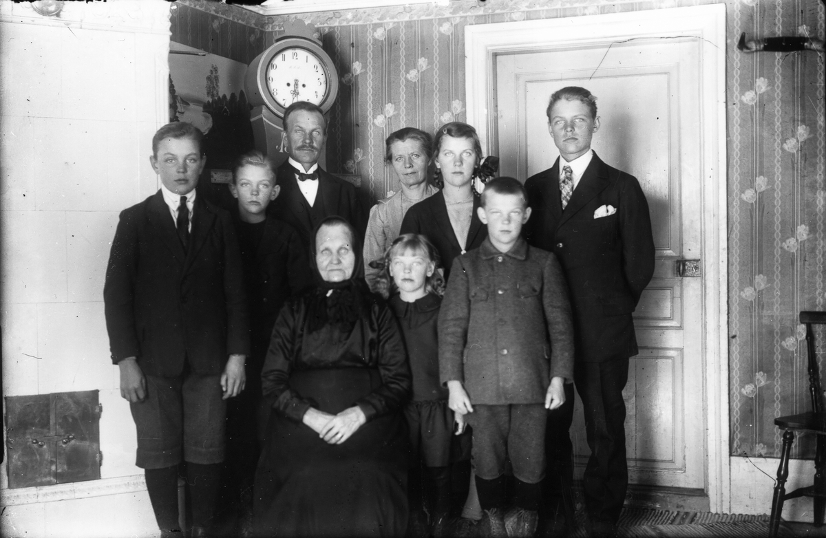 Familjen Anna och Lars Frank, Västerbo, tillsammans med barnen Per, Birgit, Sigurd, Bengt, Gustav och Ida. Sittande Lars Franks mor Brita Frank.
