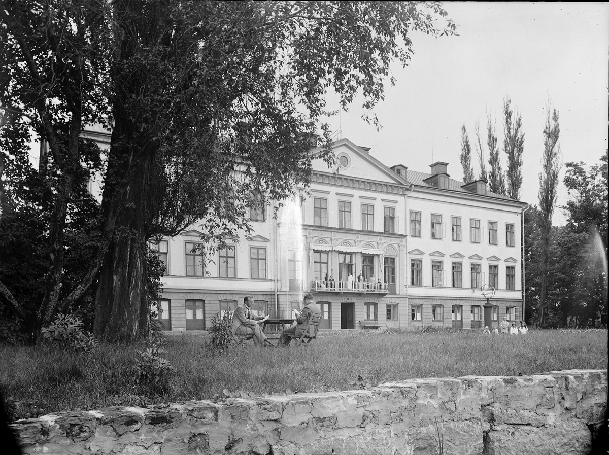 Gysinge Herrgård

Järnbruket fick läggas ned i slutet av 1800-talet och 1905 upphörde även smidet på Gysinge bruk.
Från början av 1920-talet och fram till mitten av 1950-talet drevs Gysinge Herrgård som pensionat och hälsohem.