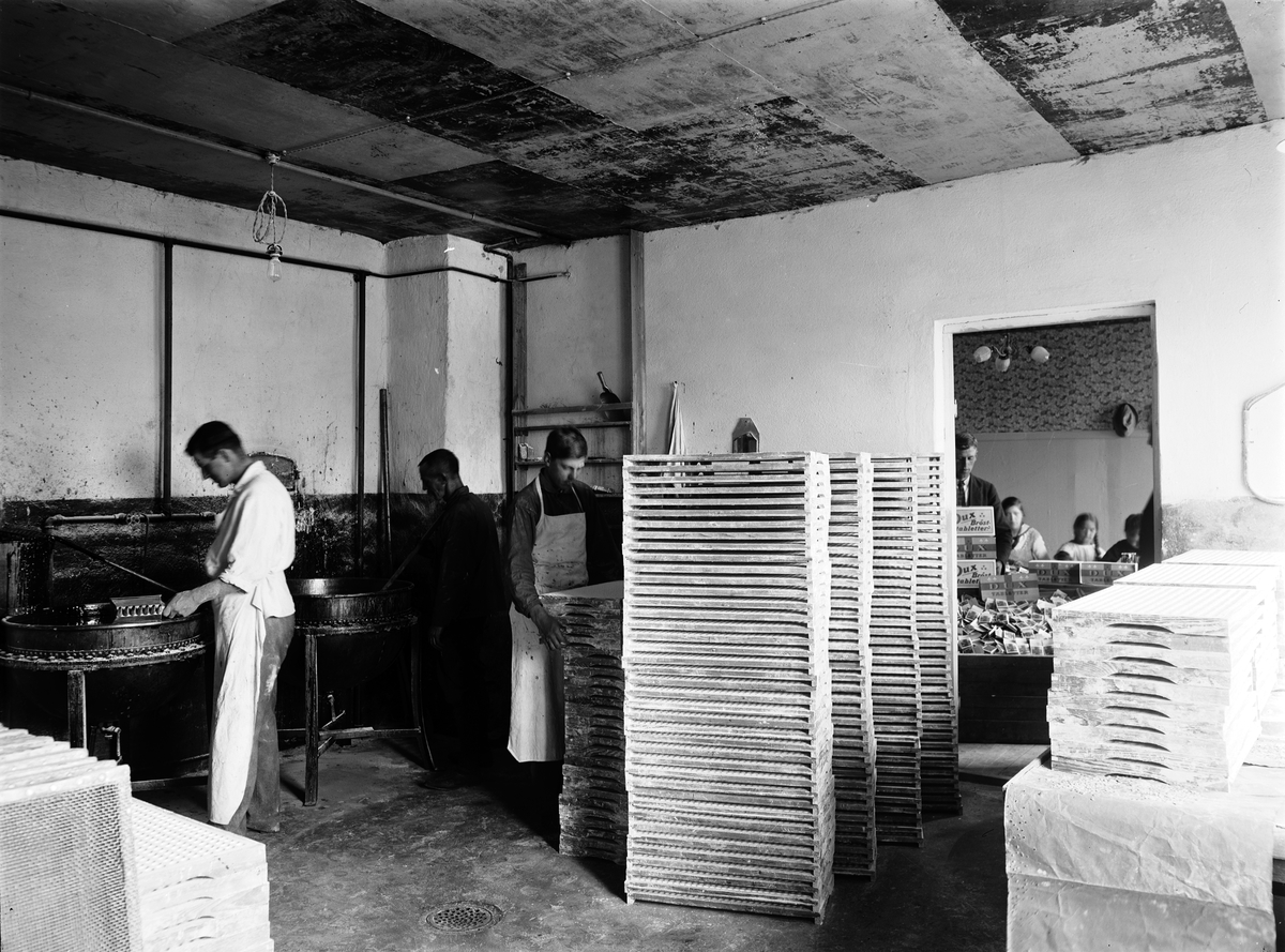 Dux Karamellfabrik AB
hade sitt ursprung i Strömsbro av Gustav Ferngren i början av 1900-talet. Flyttade på 1920-talet till Hamntorget och sedan till Tredje Tvärgatan 23 på Brynäs. Firman upphörde 1930.
15 juni 1922



